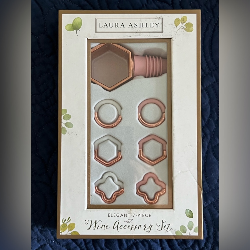 New in package Laura Ashley 7 piece wine accessory kit. Silicone stopper.